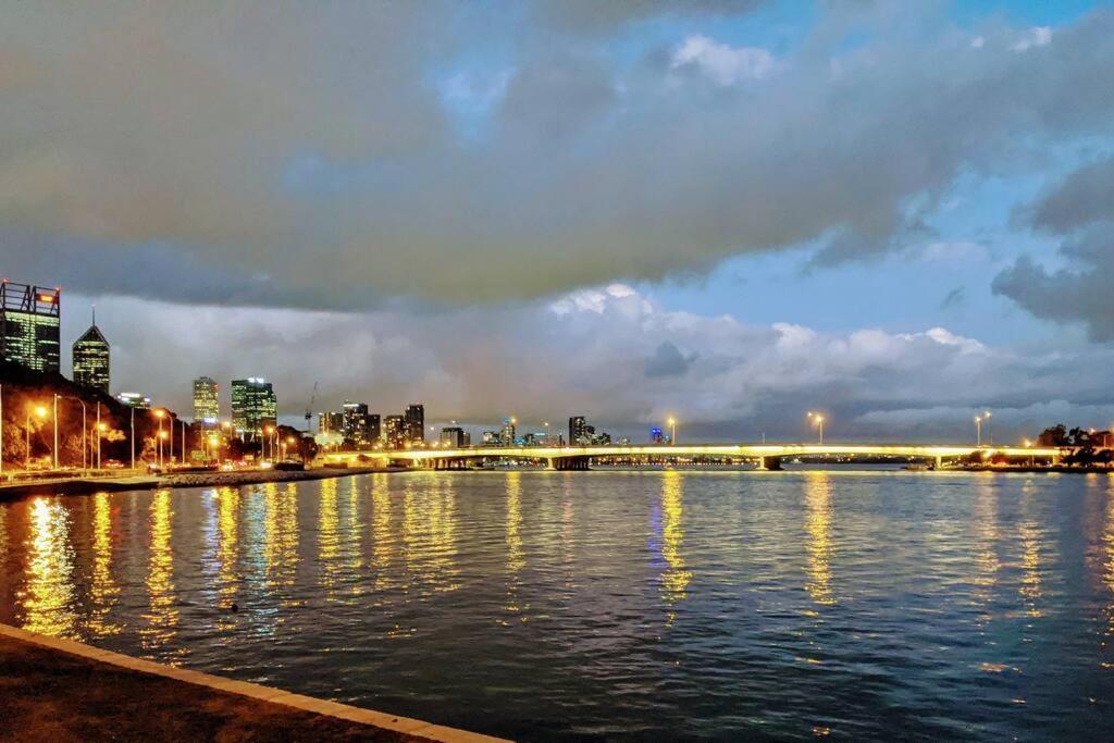 City & Lakeside With Free Parking, Pool And 10 Mins Walk Into The City Perth Exterior photo